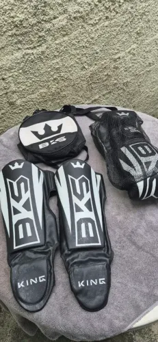 Luvas de kickboxing e box .semi nova,usou 02 vezes