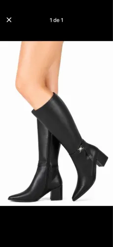 Bota feminina nova só tem um pequeno detalhe no zíper que não fecha 