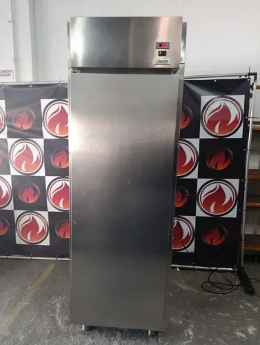 Geladeira industrial toda no aço inox marca MACOM 220 volts funcionando