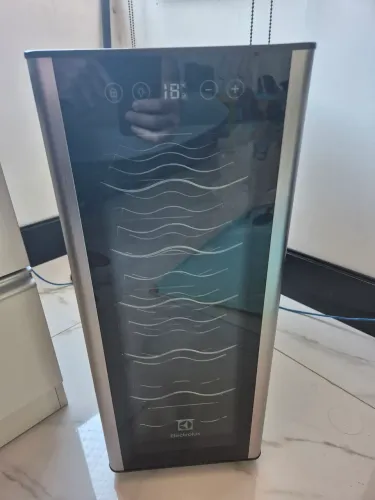 Adega 12 garrafas Electrolux