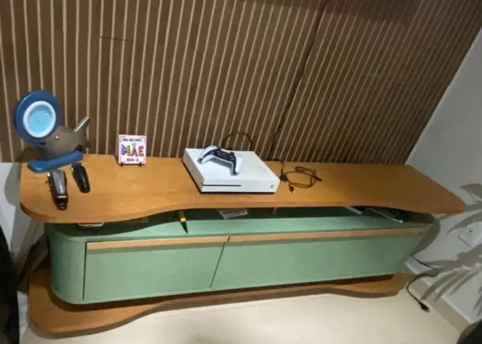 Tres guarda roupa novo , rak ,mesa de jantar de 6 pessoas