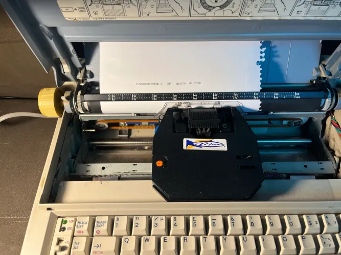 máquina de escrever eletrônica portátil Olivetti ET Personal 55