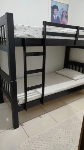 Cama beliche em madeira maciça 
