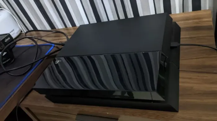 Playstation 4 + 1 Controle.