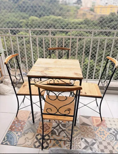 Mesa rústica com 4 cadeiras 