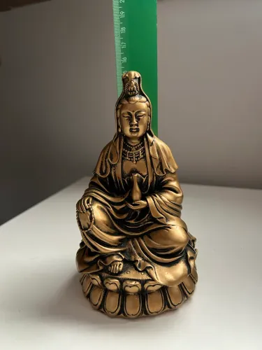 Buda em resina com fino acabamento dourado