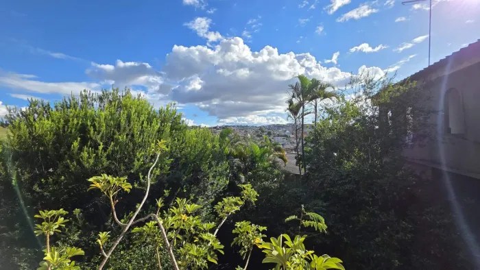 Casa de 3 pavimentos, com 4 quartos,1 suíte, 2 vagas, com 161 m2 de área construída, vista