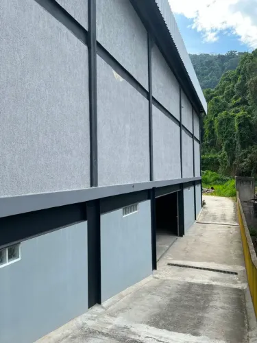Galpão Rua Quissamã, 500 m², entrada caminhões, excelente preço - Petrópolis - RJ