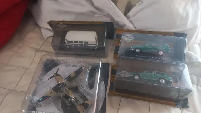 Miniaturas colecionáveis Carros e Avião de guerra