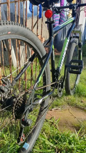 Bicicleta aro 27,5 furou 1 pneu mas anda bem