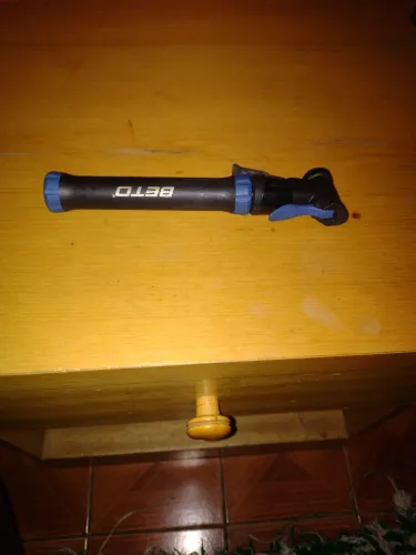 Bomba de Ar Portátil para Bicicleta Marca BETO - Faltam Apenas os Pinos