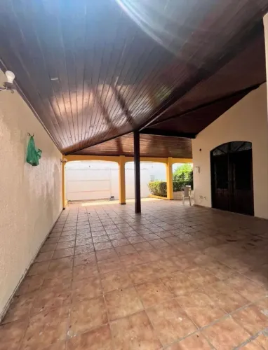 *CASA COM PISCINA A VENDA