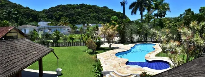 Casa à venda em condomínio fechado na Praia do Pernambuco em Guarujá.