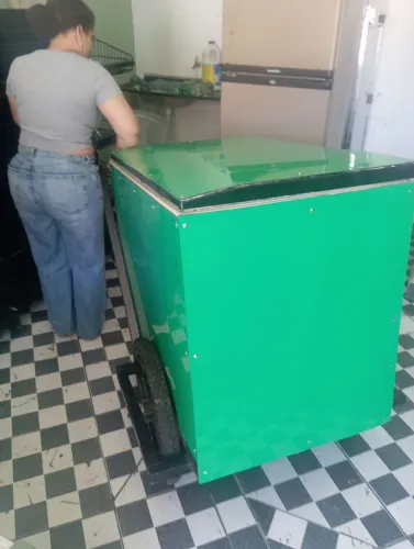 Carrinho de cocô, sorvete e bebidas 