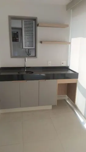 Móvel planejado com pia em Granito Preto São Gabriel e torneira