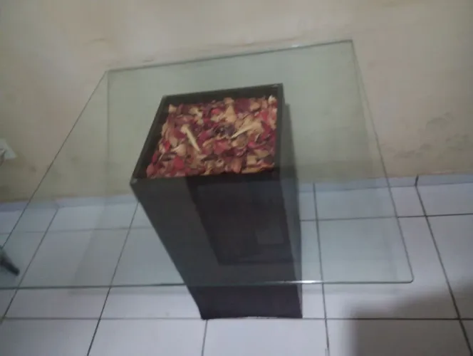 Tampo de mesa de vidro medindo 90 x 90