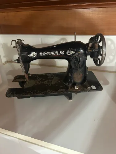 Máquina antiga leonam 