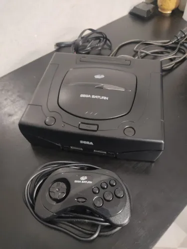 Sega saturn com controle e cabos