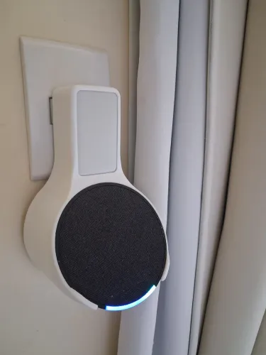 Echo pop + base. Geração recente preta. Compacto e som envolvente. Alexa.