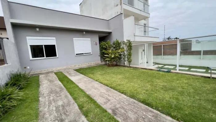 Casa térrea com piscina no Guarujá