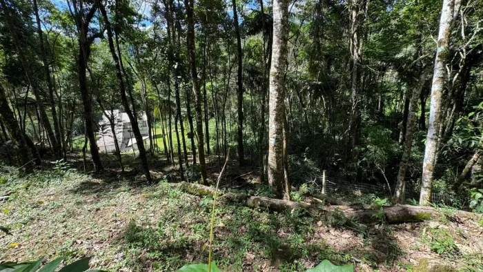 Terreno com boa topografia em condomínio fechado no Cônego-