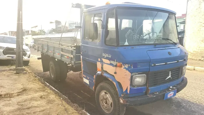 Mercedes 608 D c aberta