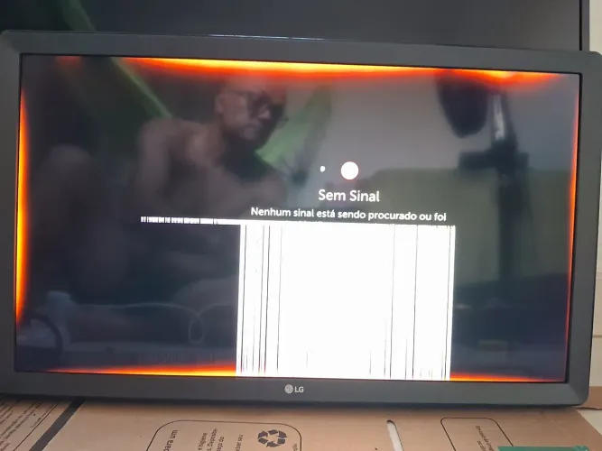 Vendo TV LG 24 polegadas com listras do meio pra baixo da tela
