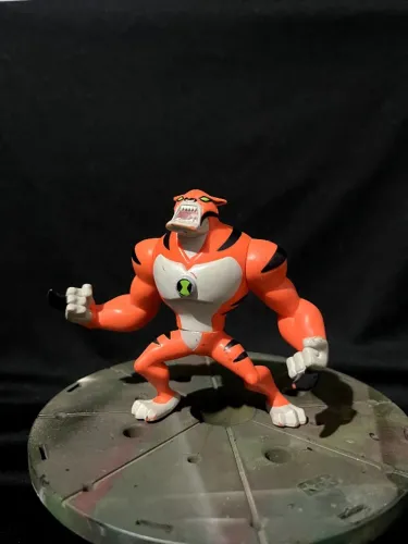 Boneco Ben 10 Rath(Ultimized)