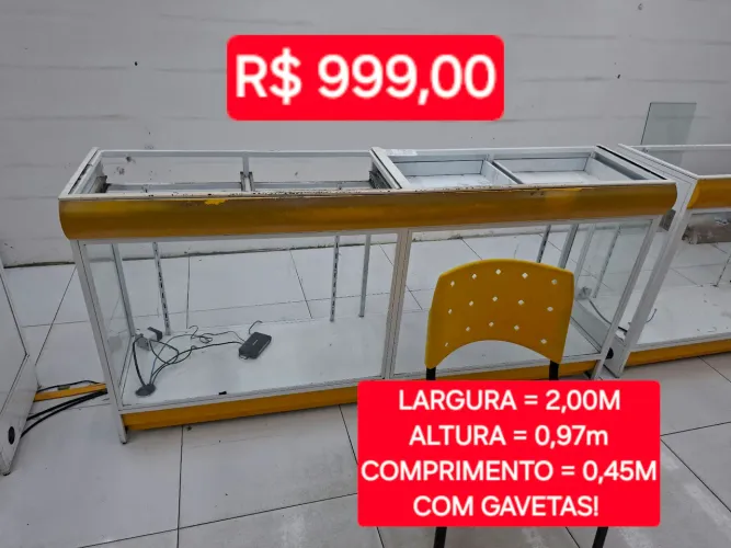 Balcão de vidro com detalhes amarelos. Tamanho na imagem