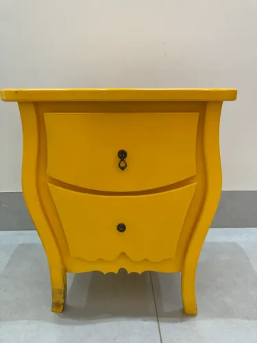 Criado Amarelo Usado
