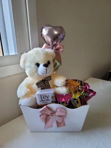Cestas com deliciosos chocolates e pelúcia. Aniversário. Pronta Entrega. Presentes.