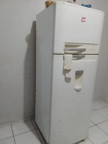 Vendo geladeira Eletrolux 468 LTS funcionando perfeitamente com marcas de uso