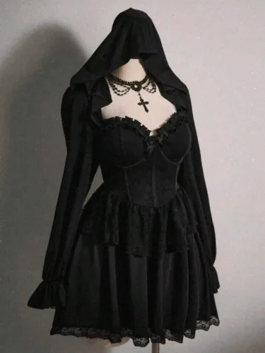 Vestido Preto com Capuz