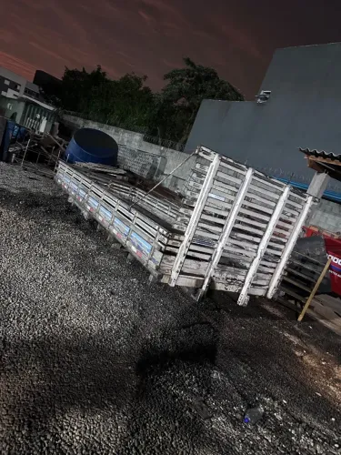 Carroceria de madeira para caminhão tamanho 5,50 x 2,15 usada