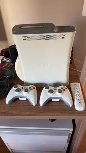 X box 360 com 17 jogos