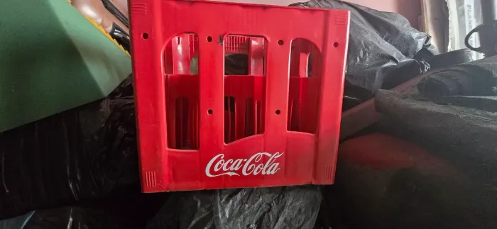 Vendo caixa de Coca-Cola retornável.