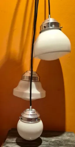 Art deco Luminária de teto com três cupulas opalinas 