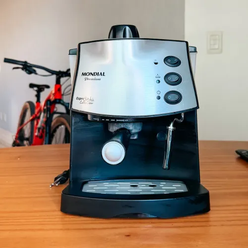 Cafeteira Expresso Mondial C08