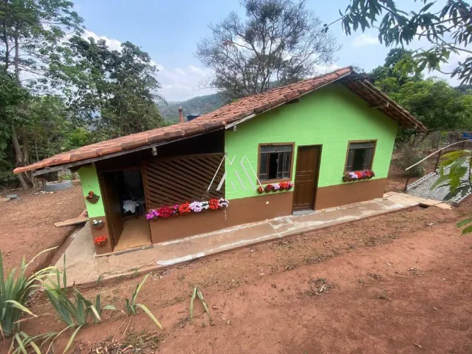 Vendo chácara em Itatiaiuçu de 2000m² com 02 quartos excelente localização.