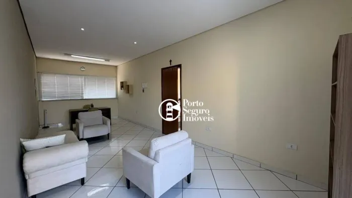 Excelente sala com fácil acesso ao centro e comércio local.