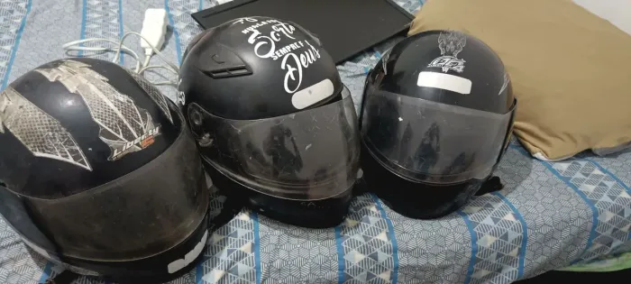 3 capacetes de moto