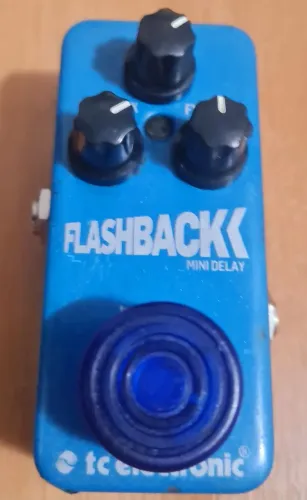 Pedal de efeito de guitarra TC Electronic Flashback Mini Delay azul.
