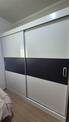 Guarda-roupa Casal 2 portas de correr 4 gavetas. Pouco tempo de uso.