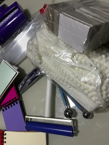 Ferramentas e Materiais - artesanato e costura. Fitas, papelão cinza, laços 