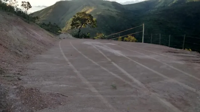 Terreno plano de 2000 m2 no alto de uma montanha na região de Capitólio, Furnas
