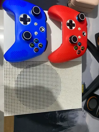 XBOX ONE S 1TB E 2 CONTROLES ORIGINAIS