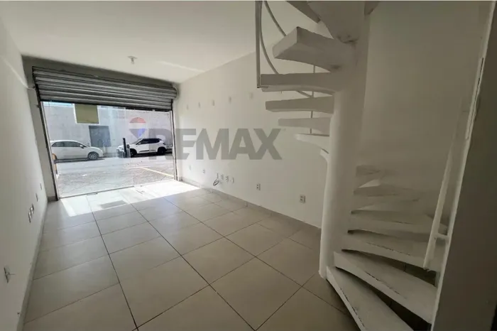loja comercial com vitrine, frente de rua