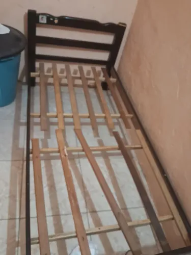 Vende se cama de solteiro de madeira