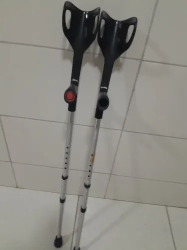 Vendo par de muletas artigos hospitalares, encontram-se em perfeito estado para uso