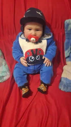 Bebê retorno gorducho cabelo.pintado